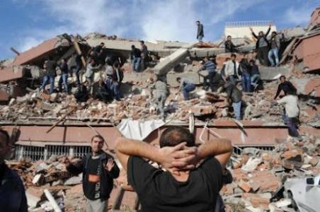 حضور مدیرعامل و سرمربی ملوان در مناطق زلزله‌زده