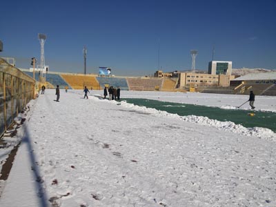 برف و کولاک نمی تواند مانع از برگزاری مسابقع فوتبال گردد