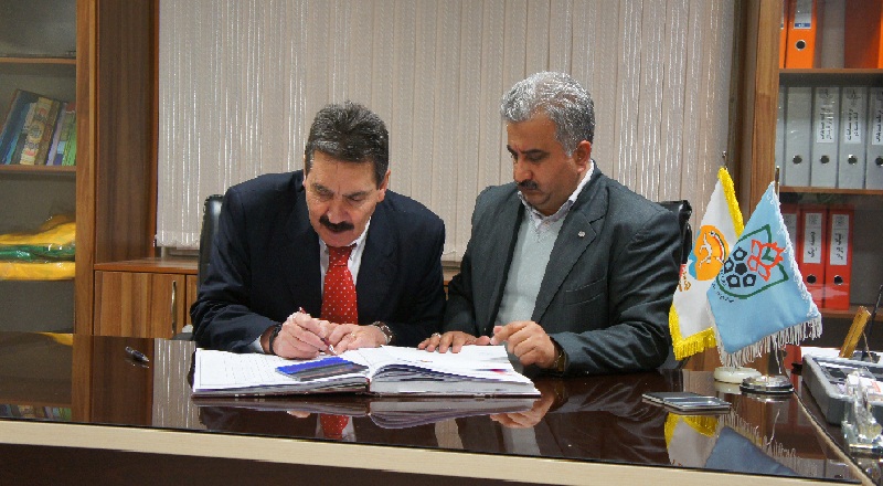 تونی الیویرا رسماً قرارداد خود را در هیأت فوتبال استان ثبت کرد