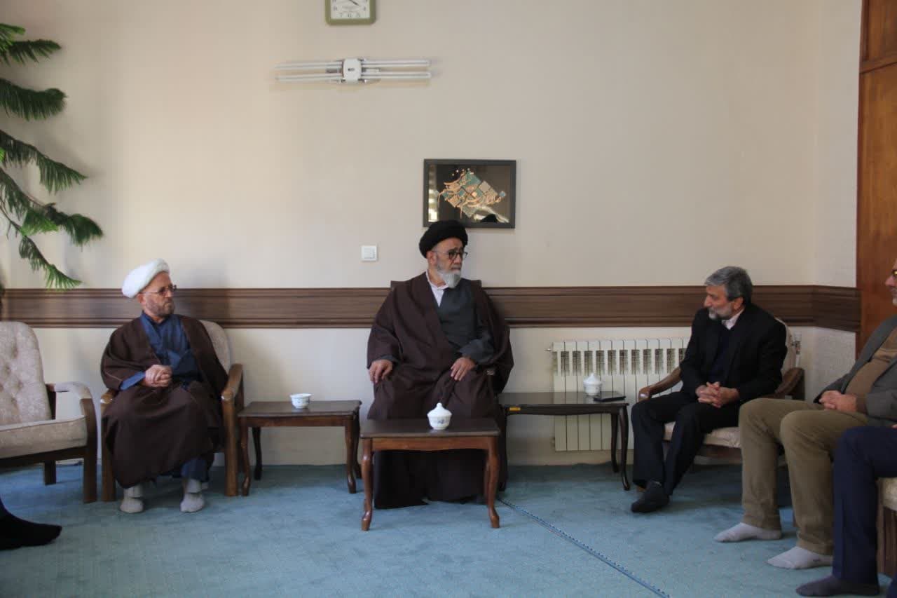 دیدار صمیمی اعضاء کمیسیون فرهنگی هیأت فوتبال با نماینده محترم ولی فقیه در استان و امام جمعه تبریز