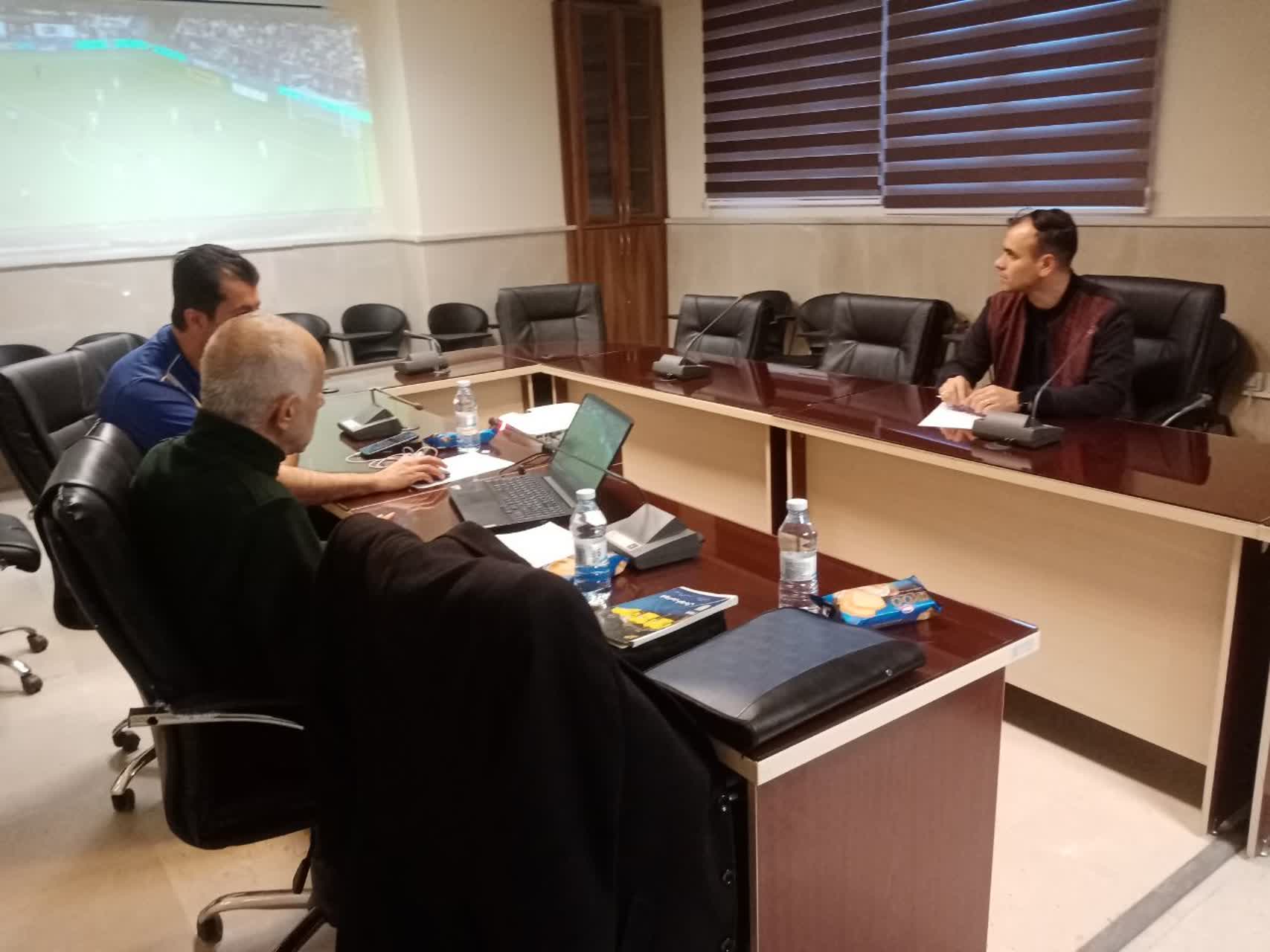 جلسه آموزشی داوران فوتبال استان با مدرسی آقای کریم اصغرزاده