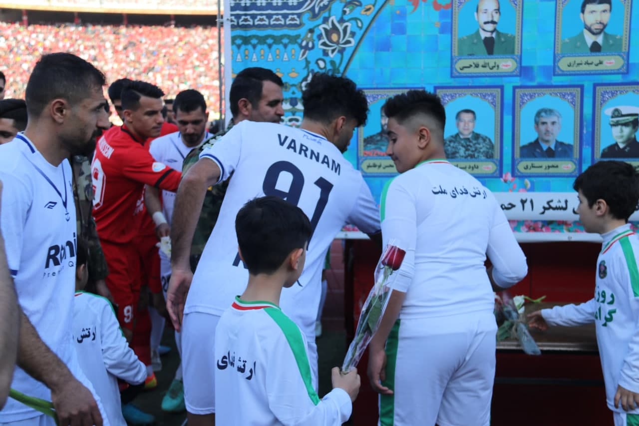 گرامیداشت 29 فروردین ماه «روز ارتش» در دیدار تراکتور و ملوان