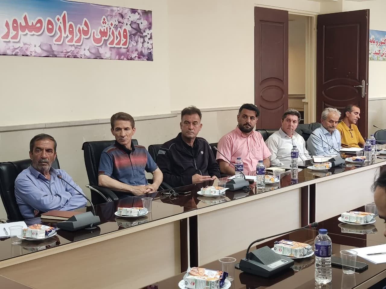 جلسه توجیهی مدیران و سرمربیان تیم های فوتبال